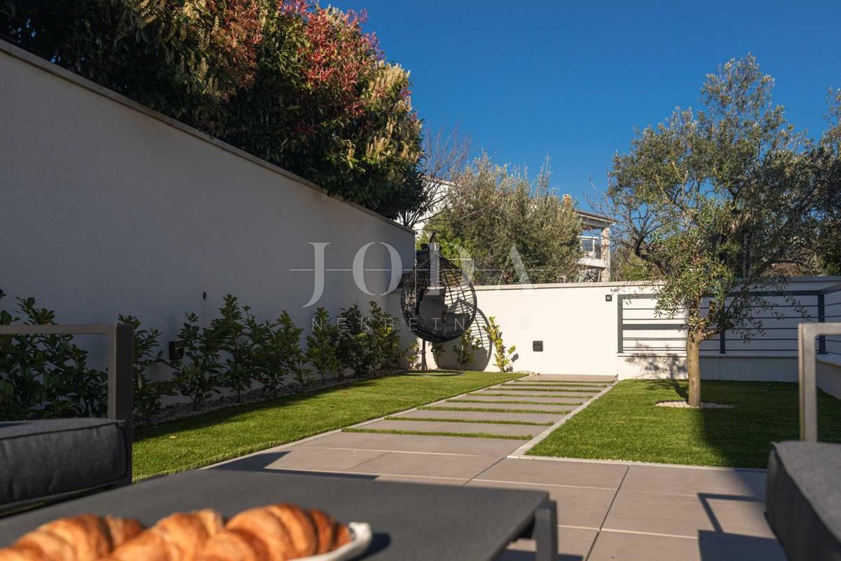 Appartamento su due piani con piscina e vista mare