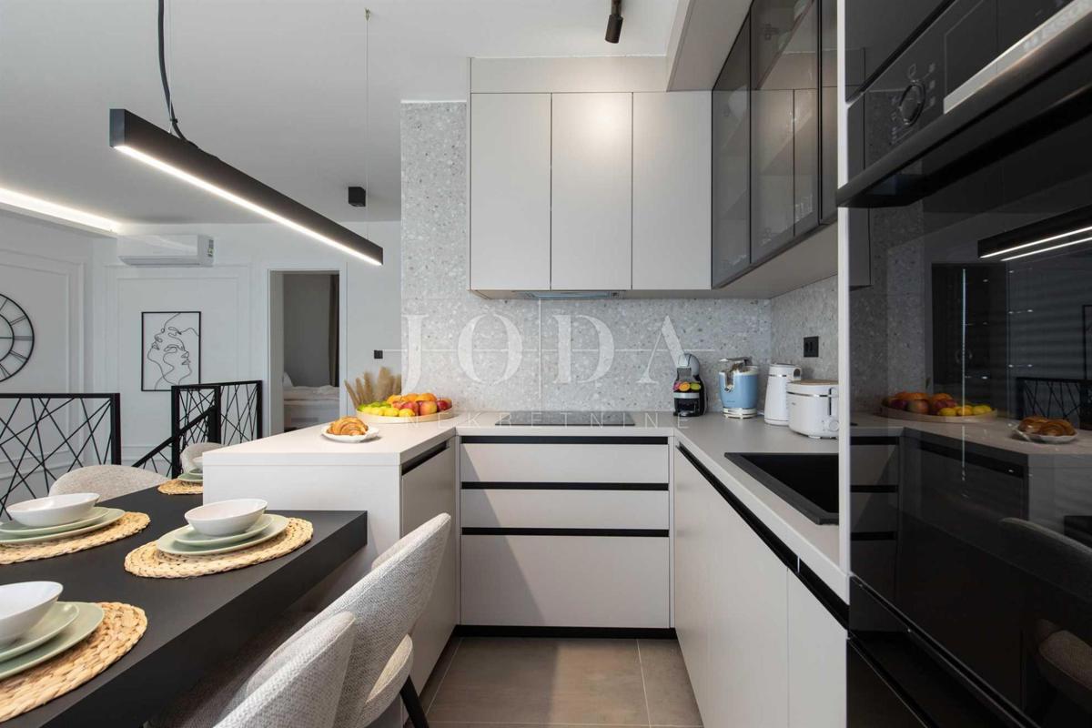 Appartamento su due piani con piscina e vista mare