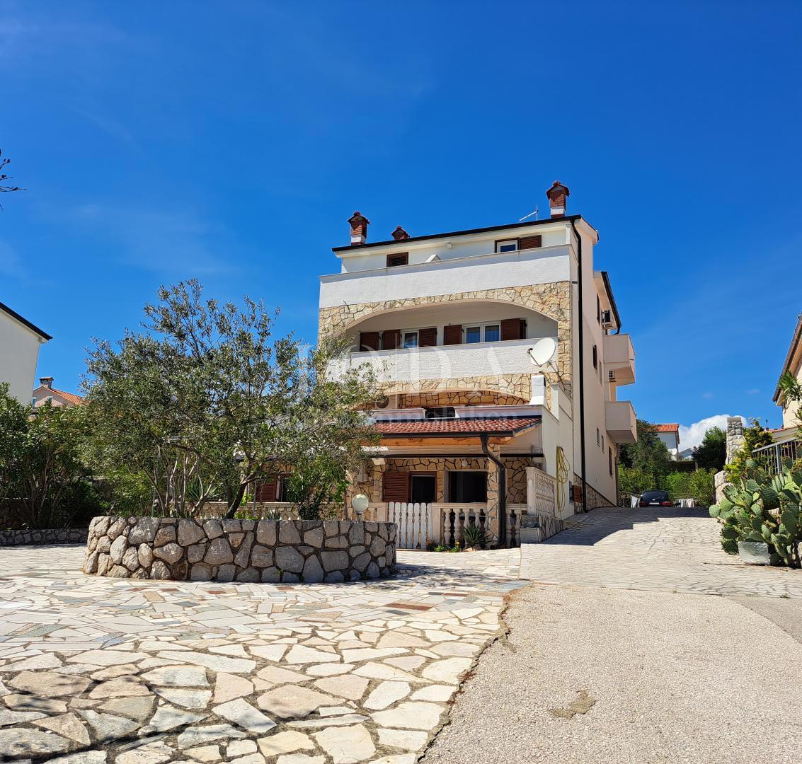 Isola di Krk - casa plurifamiliare con una bellissima vista sul mare