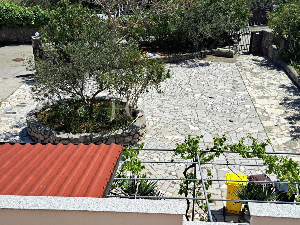 Isola di Krk - casa plurifamiliare con una bellissima vista sul mare