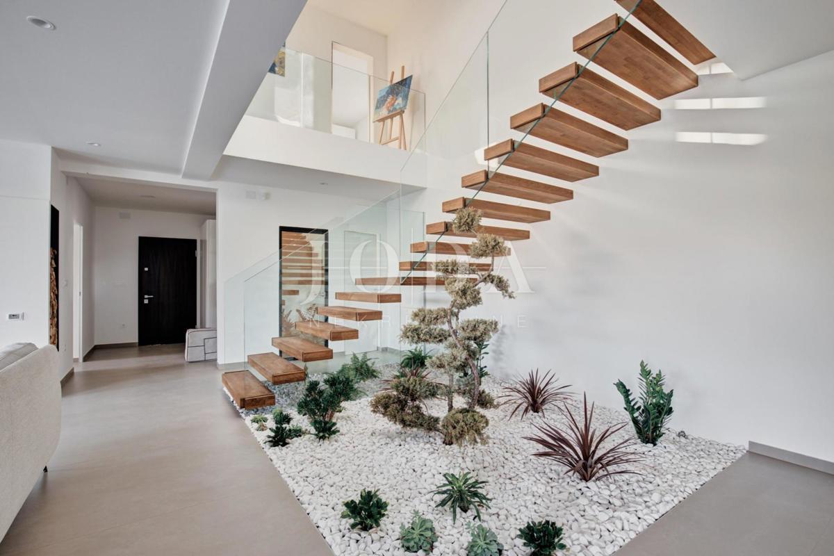 Exclusive villa with swimming pool and landscaped garden