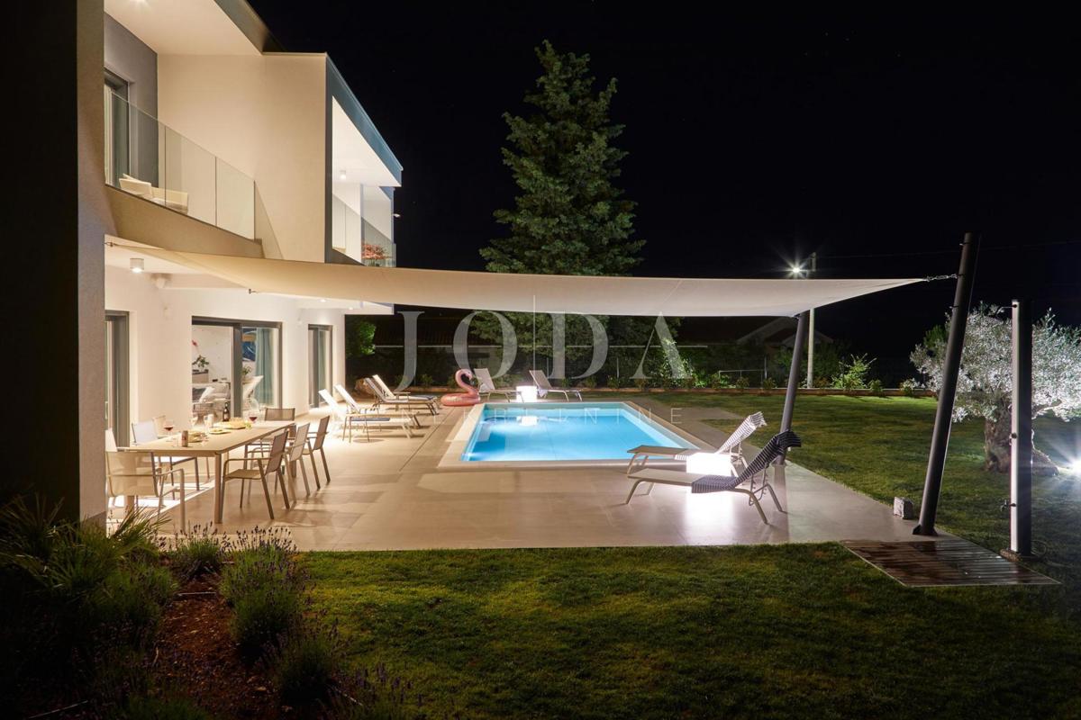 Exclusive villa with swimming pool and landscaped garden