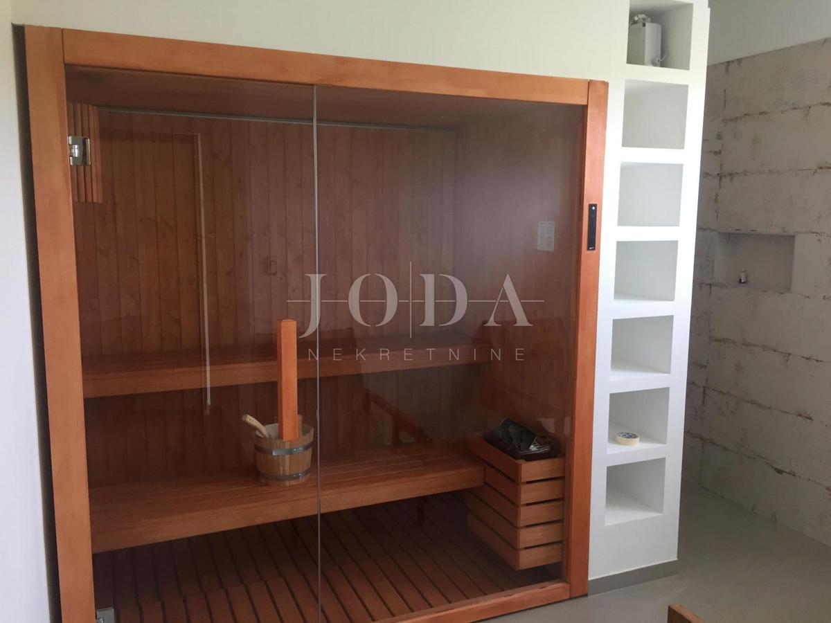 Exclusive villa with swimming pool and landscaped garden