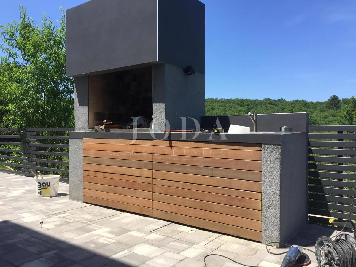 Exclusive villa with swimming pool and landscaped garden