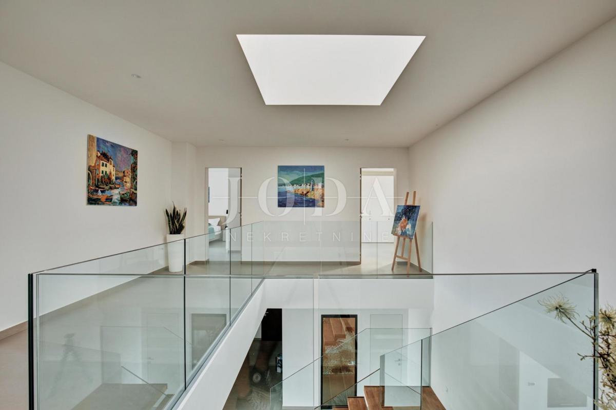 Exclusive villa with swimming pool and landscaped garden