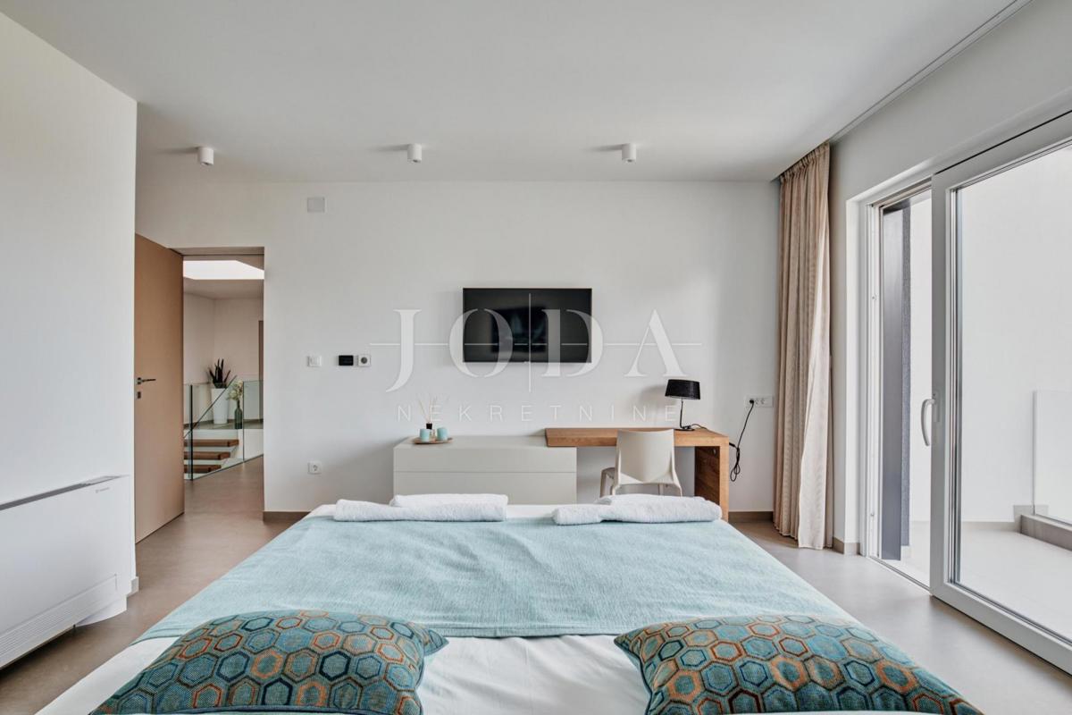 Exclusive villa with swimming pool and landscaped garden