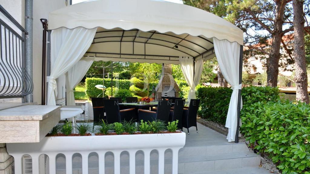 Beautiful detached house with pool, Malinska - island of Krk