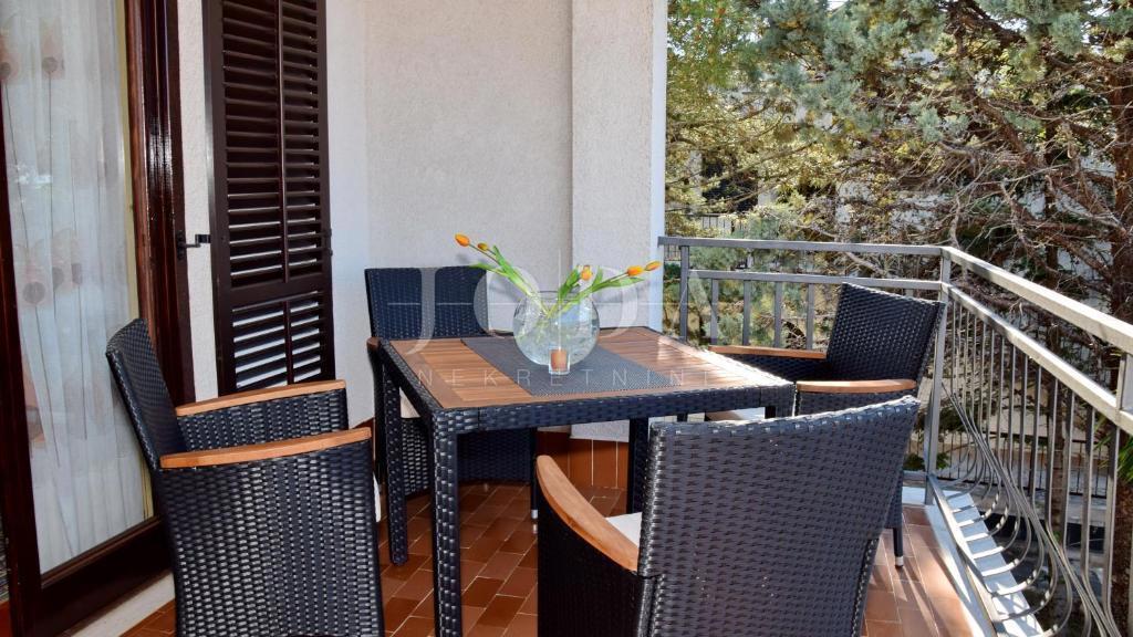 Beautiful detached house with pool, Malinska - island of Krk