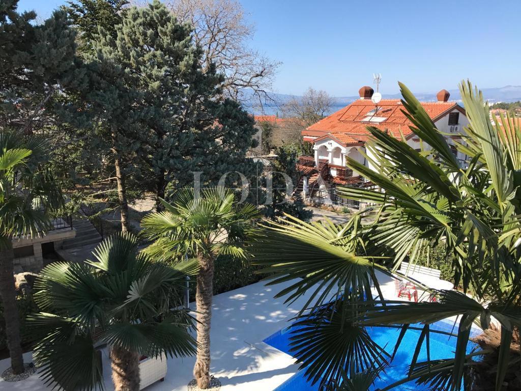 Beautiful detached house with pool, Malinska - island of Krk