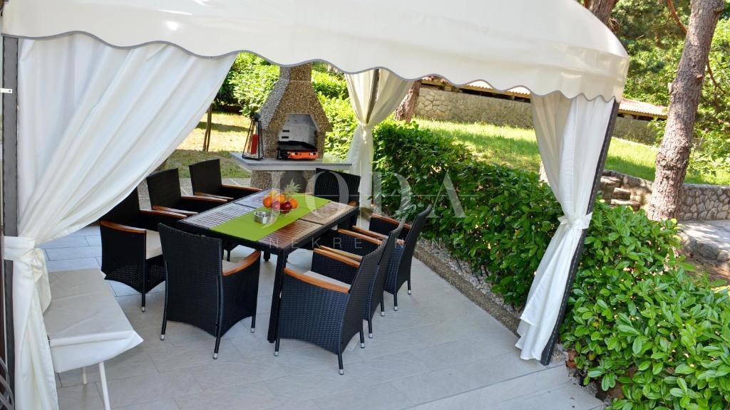 Beautiful detached house with pool, Malinska - island of Krk