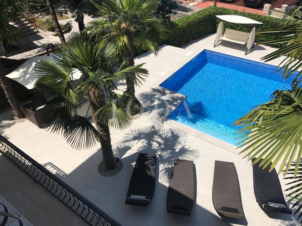 Beautiful detached house with pool, Malinska - island of Krk