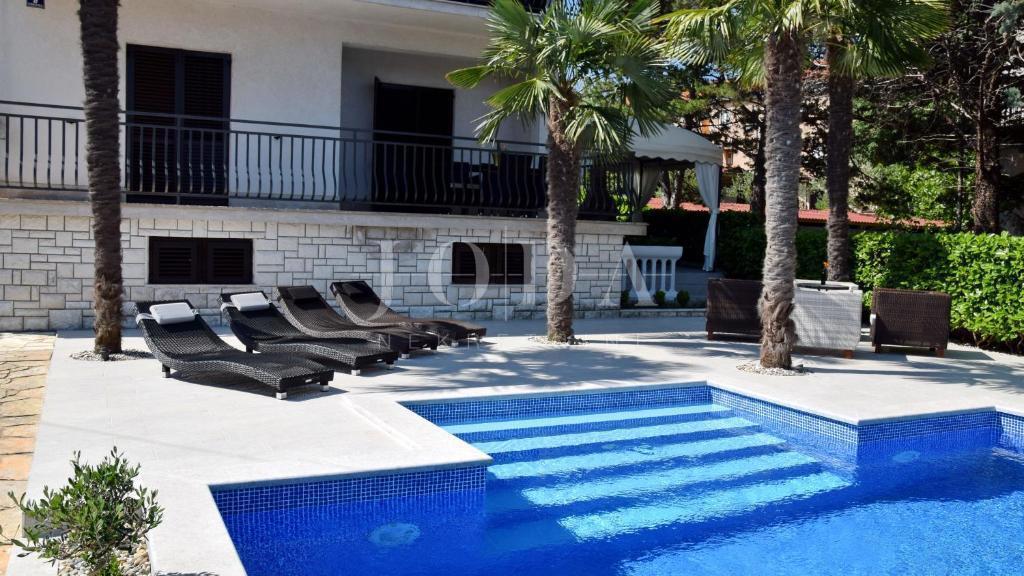 Beautiful detached house with pool, Malinska - island of Krk