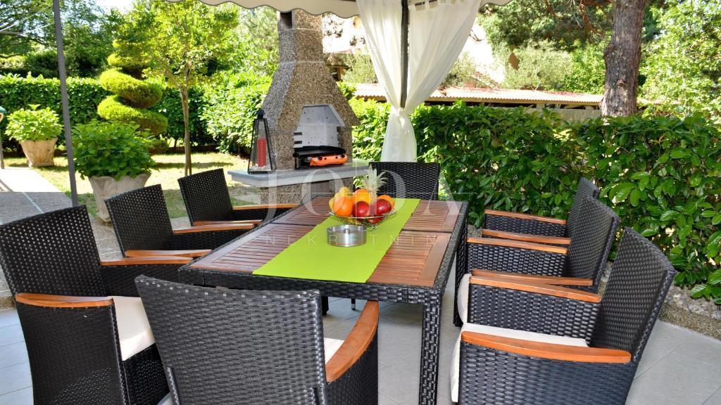 Beautiful detached house with pool, Malinska - island of Krk