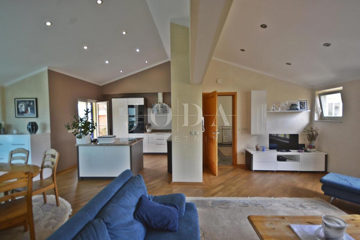 Casa indipendente con cinque appartamenti e spazio commerciale