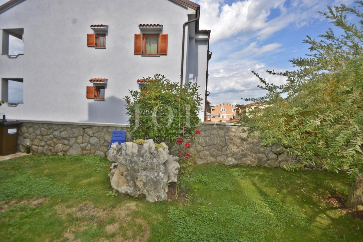 Casa indipendente con cinque appartamenti e spazio commerciale