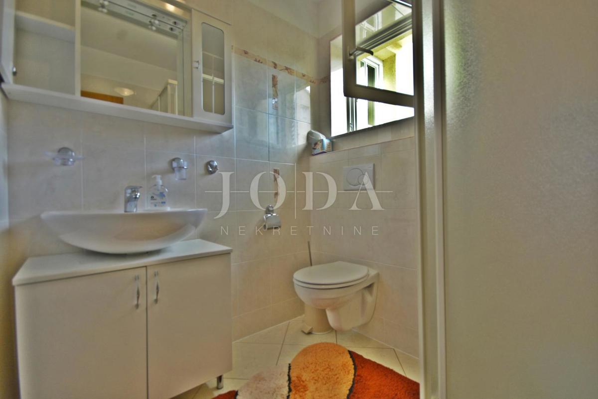 Casa indipendente con cinque appartamenti e spazio commerciale