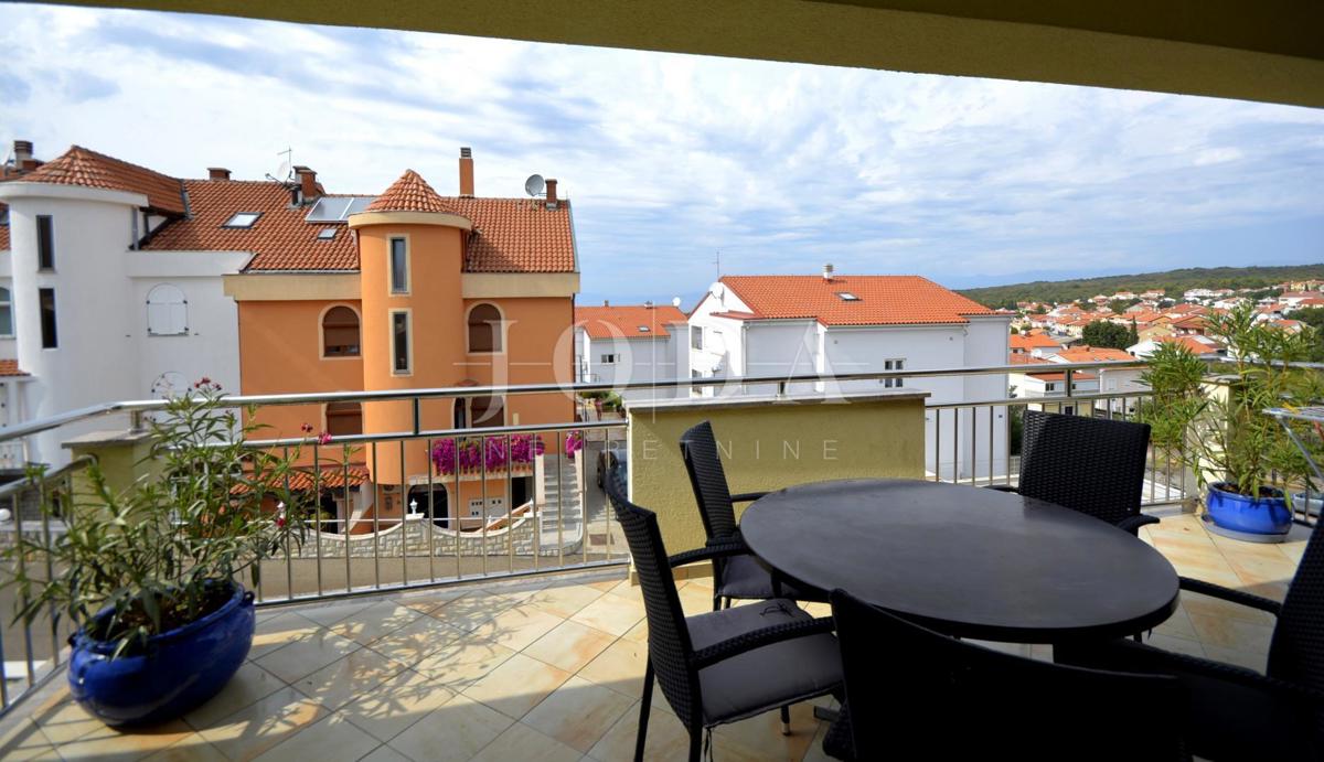 Casa indipendente con cinque appartamenti e spazio commerciale