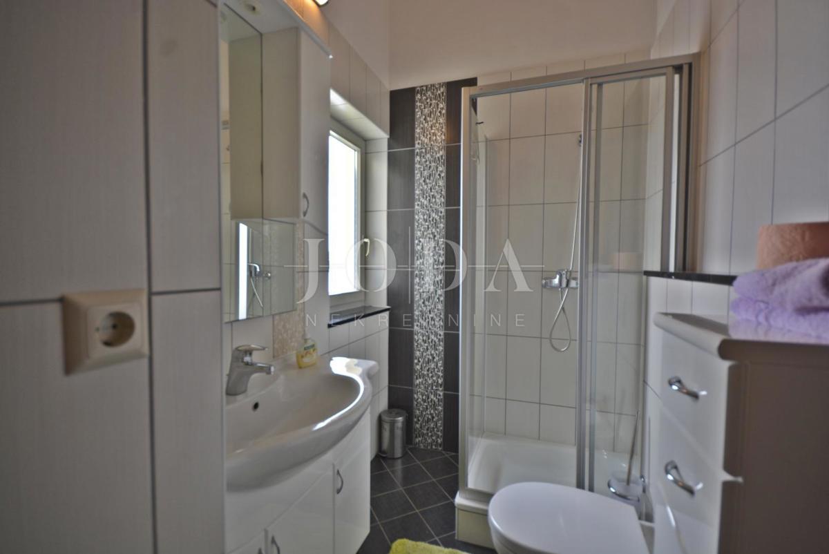 Casa indipendente con cinque appartamenti e spazio commerciale