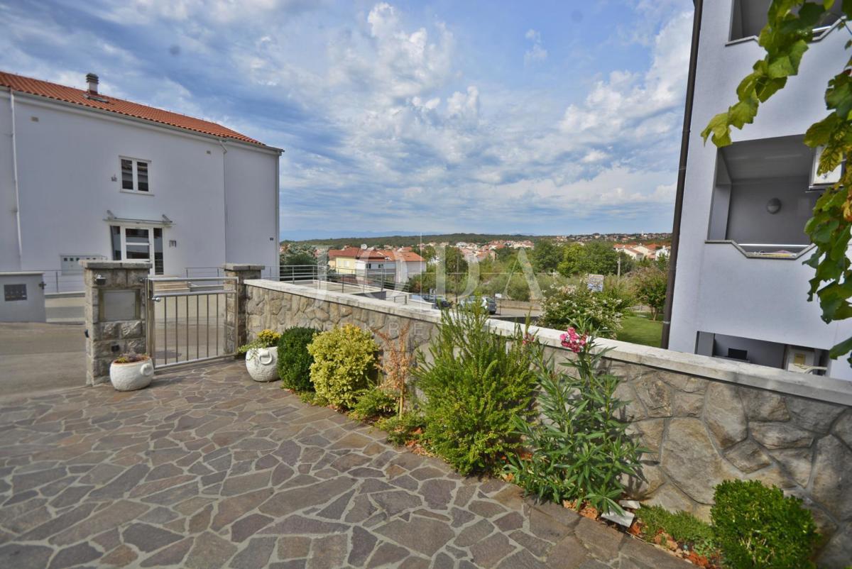 Casa indipendente con cinque appartamenti e spazio commerciale