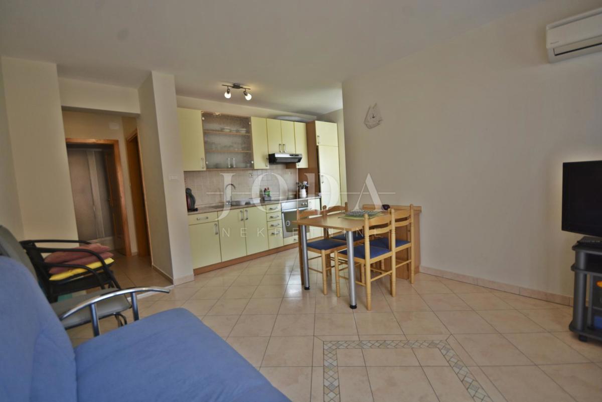 Casa indipendente con cinque appartamenti e spazio commerciale