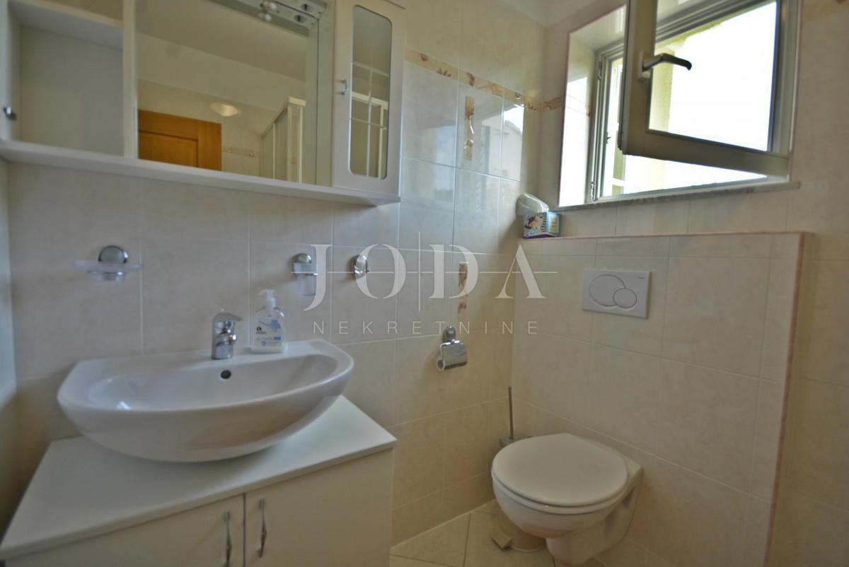 Casa indipendente con cinque appartamenti e spazio commerciale