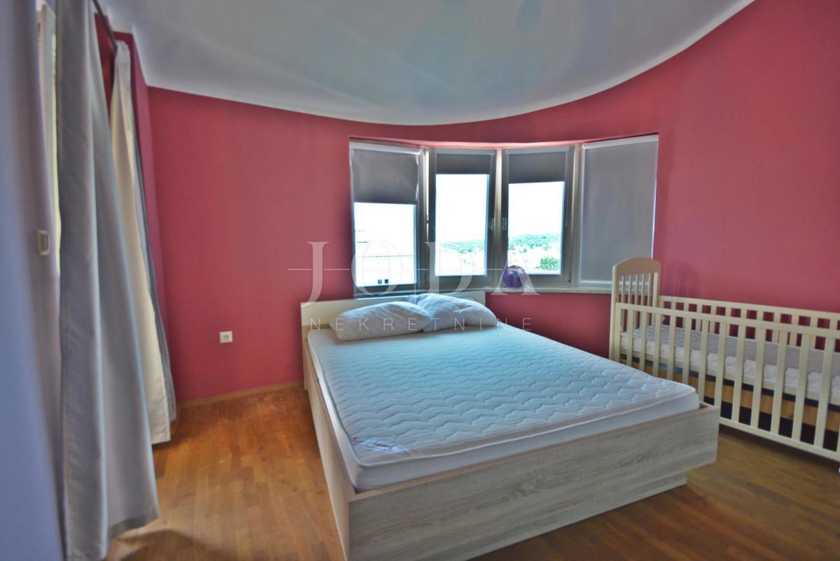 Casa indipendente con cinque appartamenti e spazio commerciale