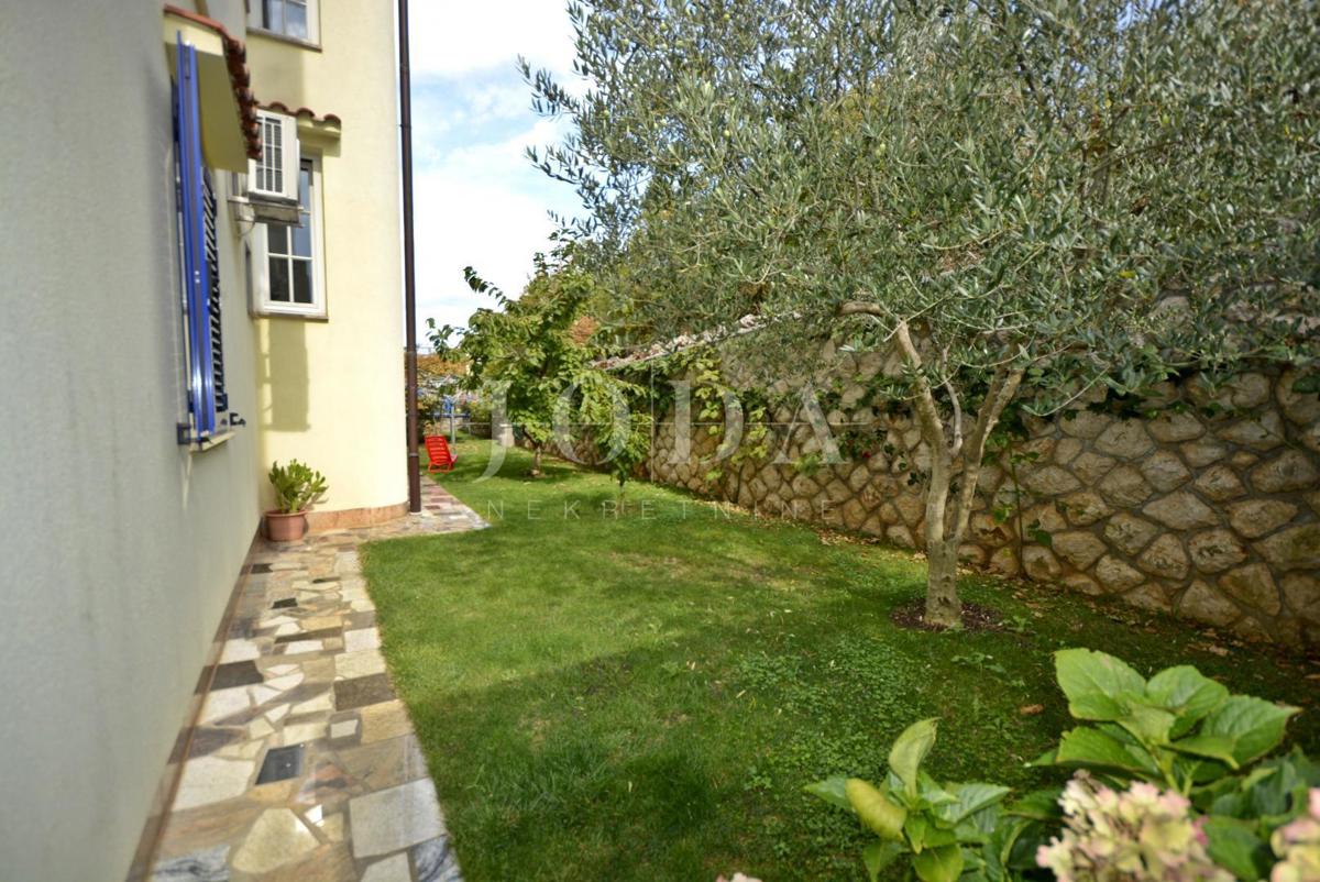 Casa indipendente con cinque appartamenti e spazio commerciale