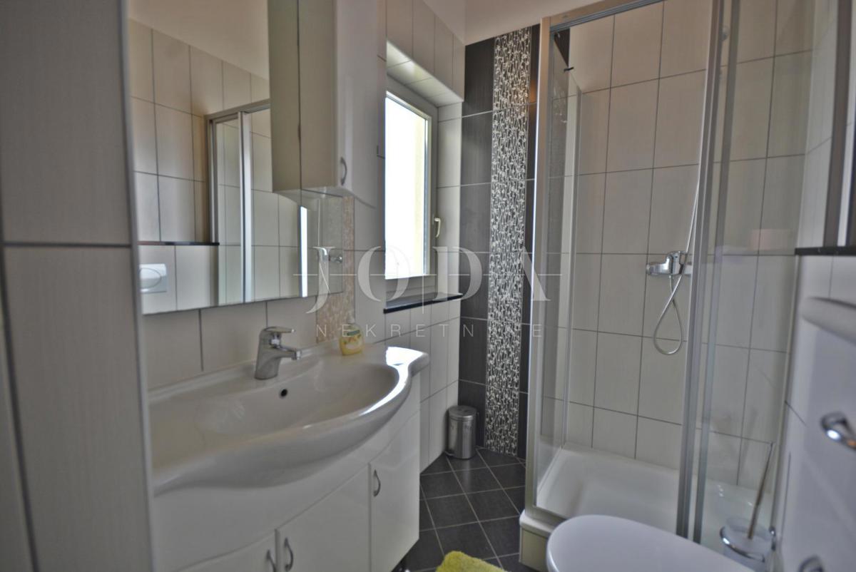 Casa indipendente con cinque appartamenti e spazio commerciale