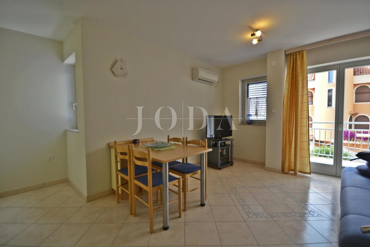 Casa indipendente con cinque appartamenti e spazio commerciale