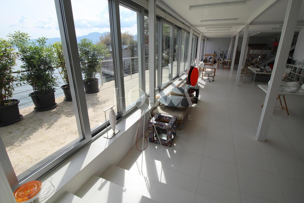 Impressionante villa sul mare! Sinergia di spazio, uomo e mare!