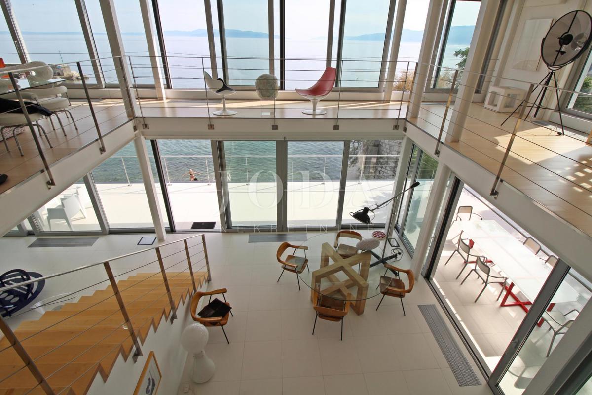 Impressionante villa sul mare! Sinergia di spazio, uomo e mare!