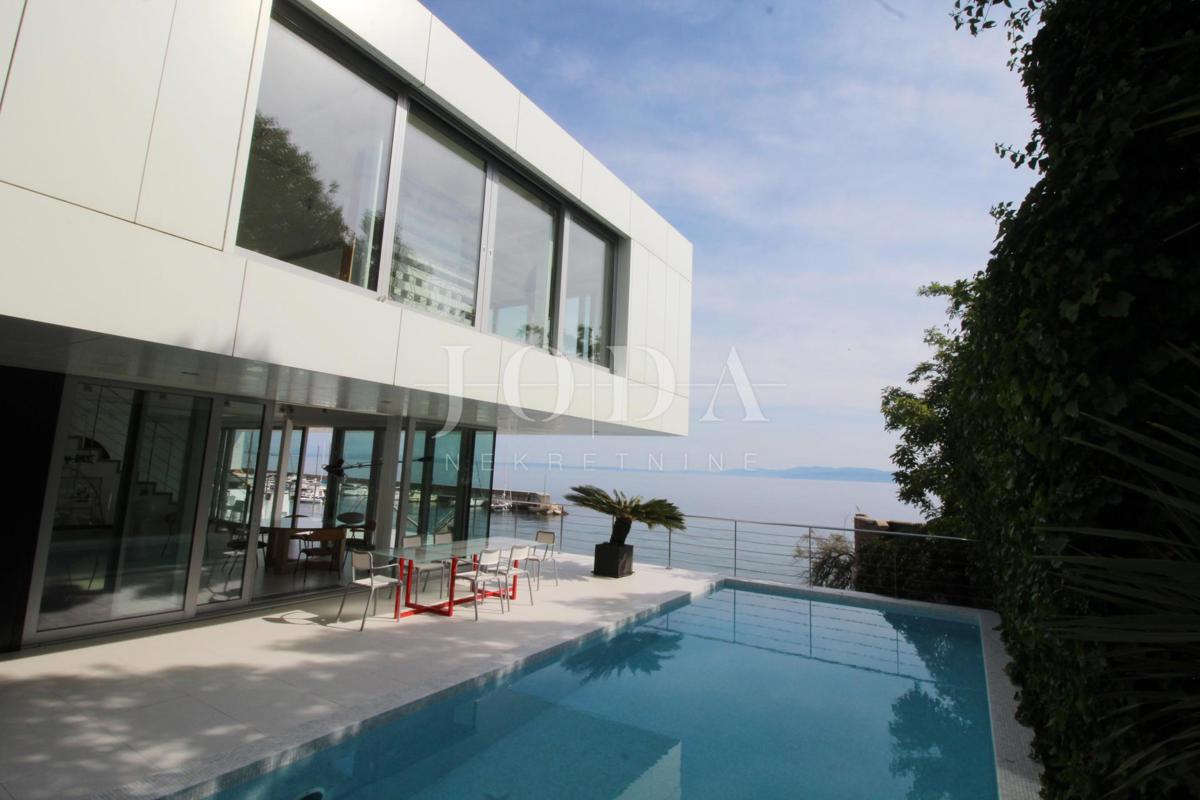 Impressionante villa sul mare! Sinergia di spazio, uomo e mare!