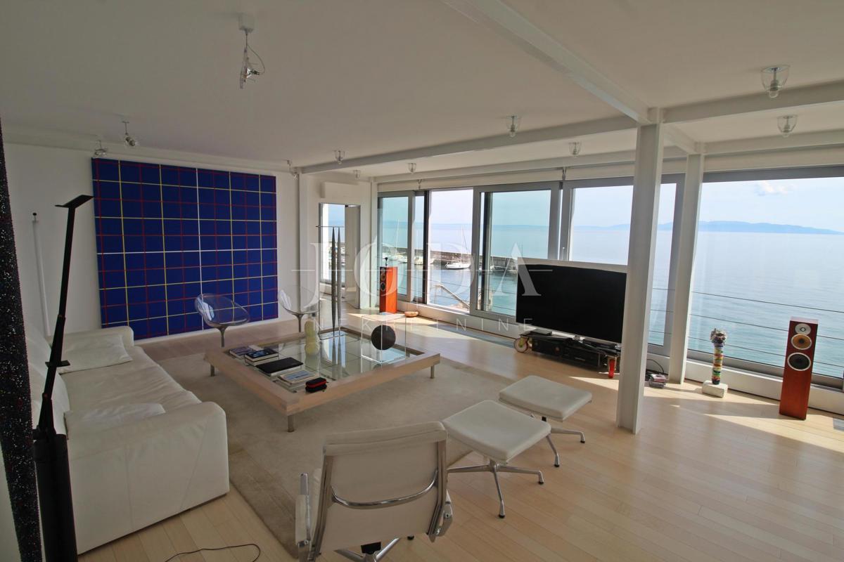 Impressionante villa sul mare! Sinergia di spazio, uomo e mare!