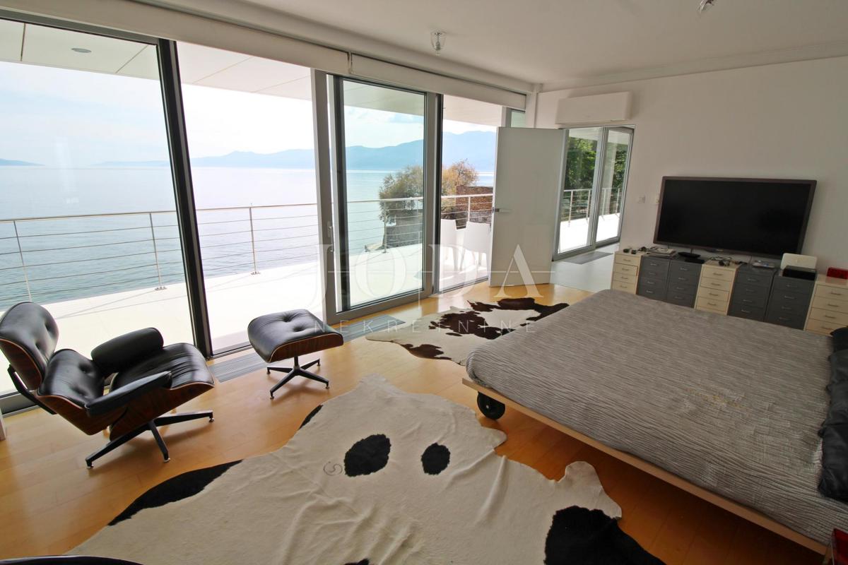 Impressionante villa sul mare! Sinergia di spazio, uomo e mare!