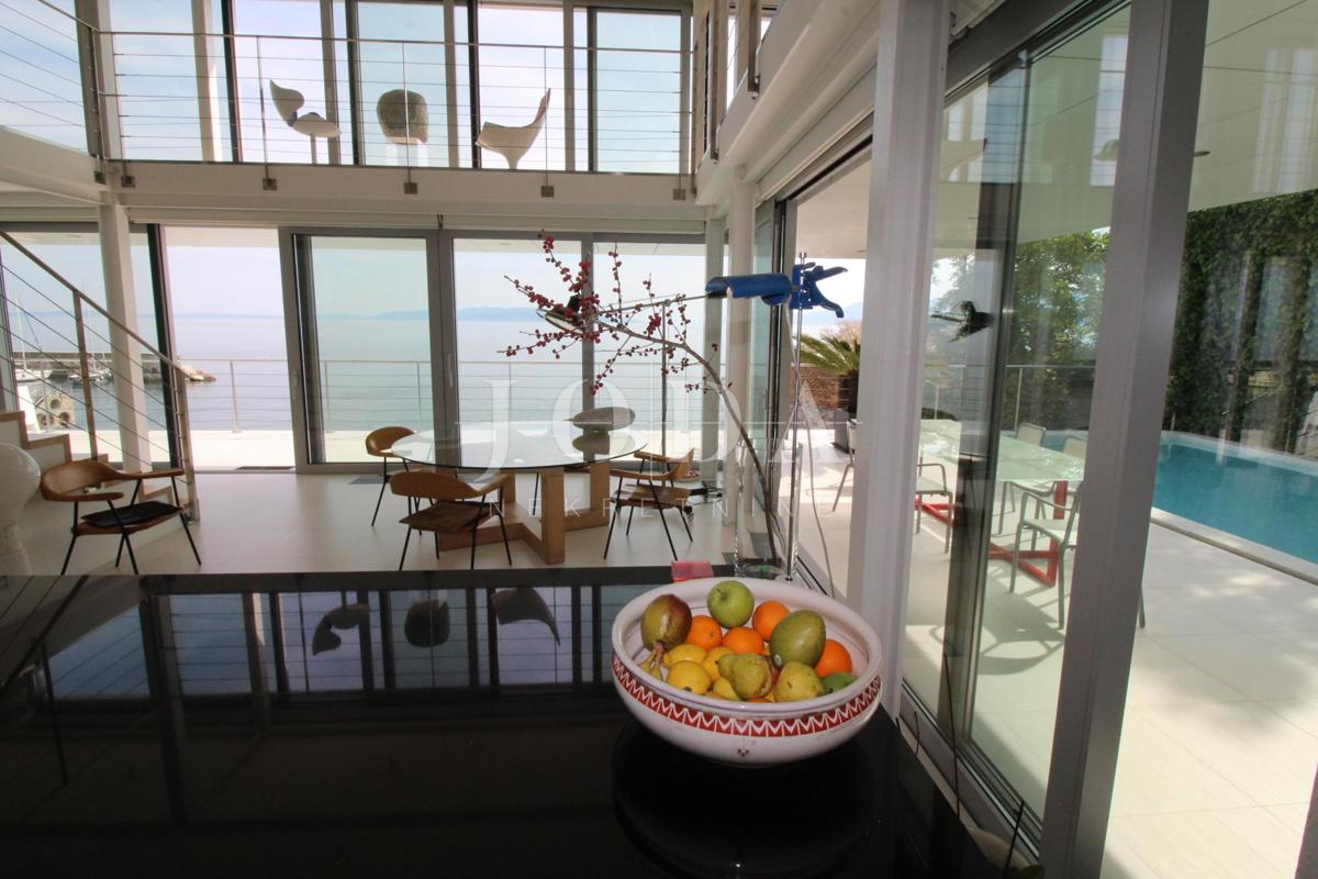 Impressionante villa sul mare! Sinergia di spazio, uomo e mare!