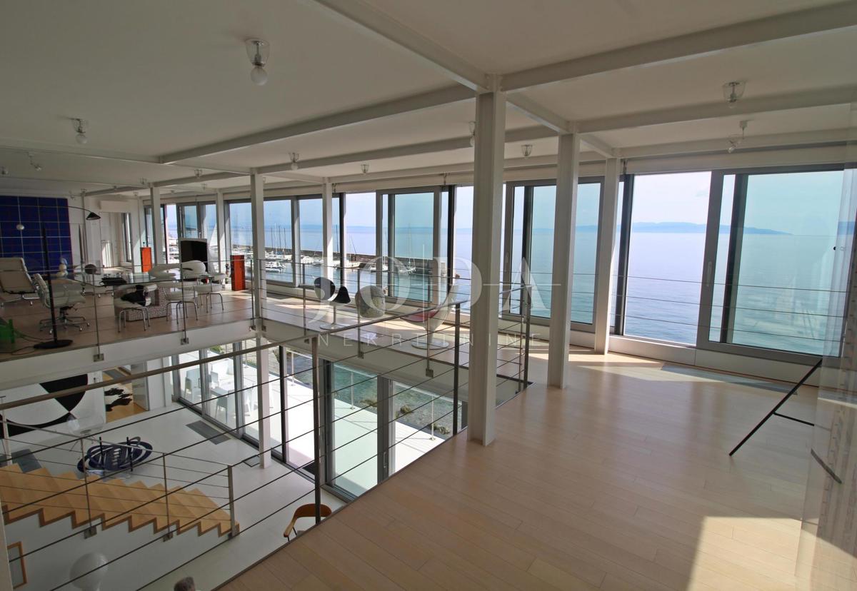 Impressionante villa sul mare! Sinergia di spazio, uomo e mare!