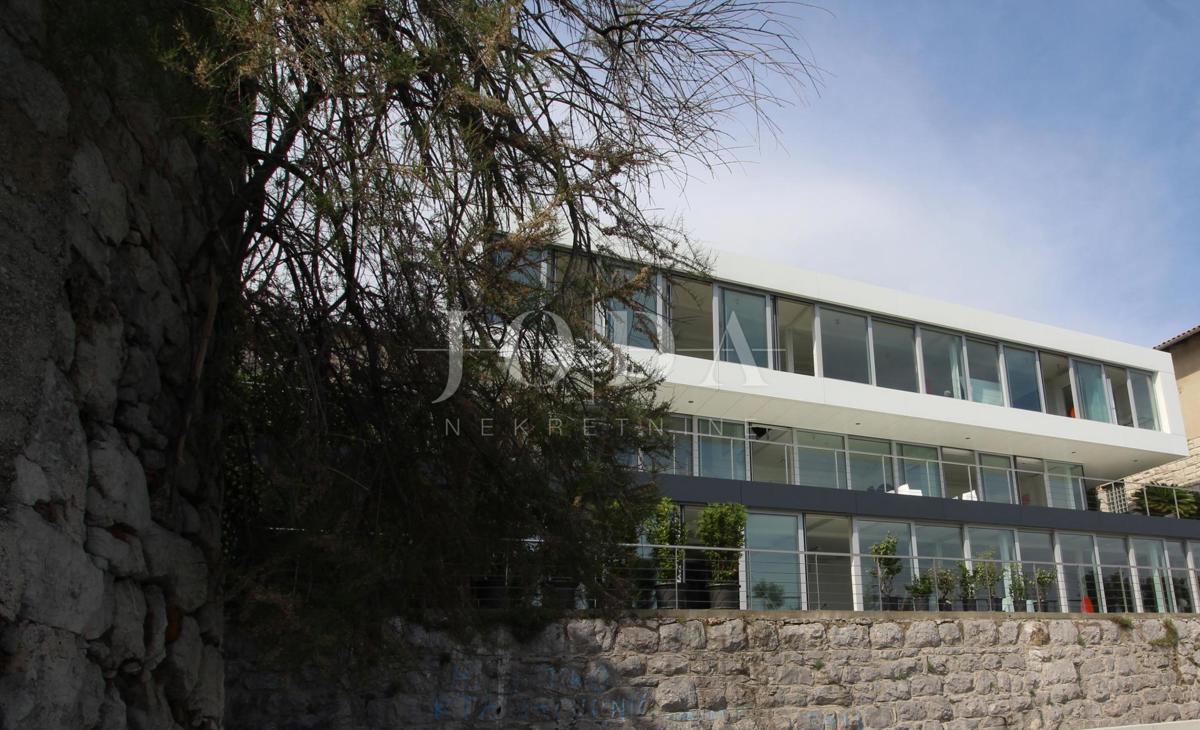 Impressionante villa sul mare! Sinergia di spazio, uomo e mare!