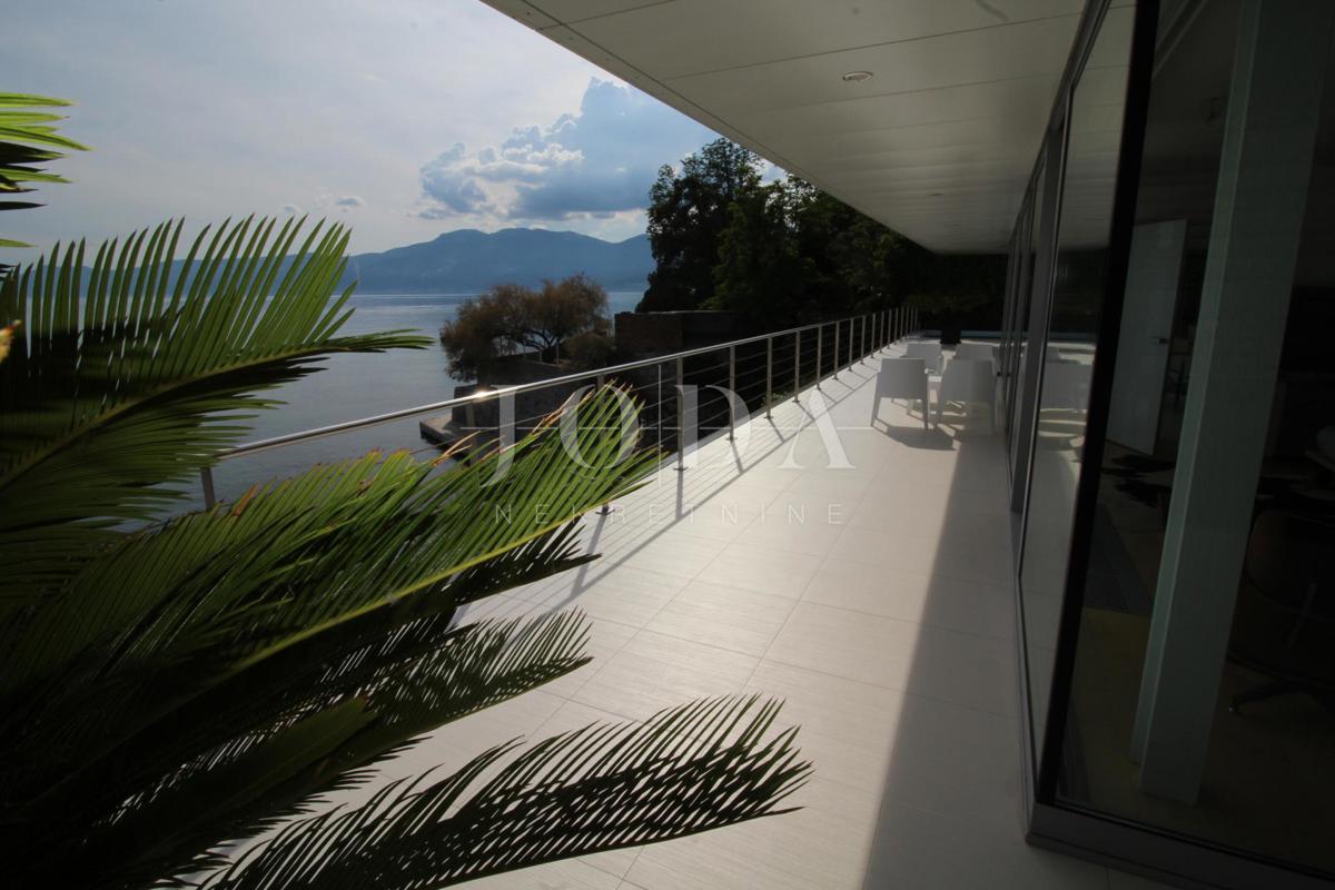 Impressionante villa sul mare! Sinergia di spazio, uomo e mare!