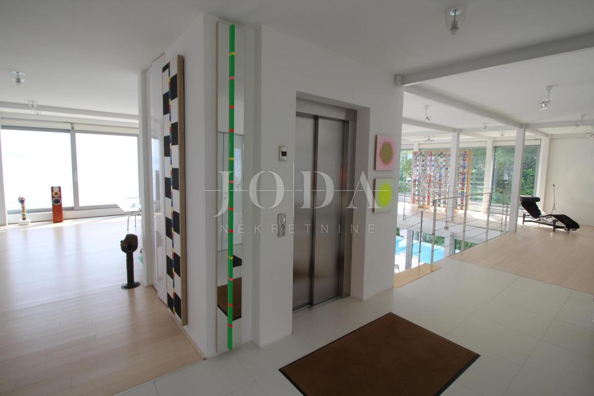 Impressionante villa sul mare! Sinergia di spazio, uomo e mare!