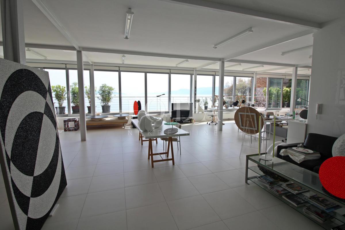 Impressionante villa sul mare! Sinergia di spazio, uomo e mare!