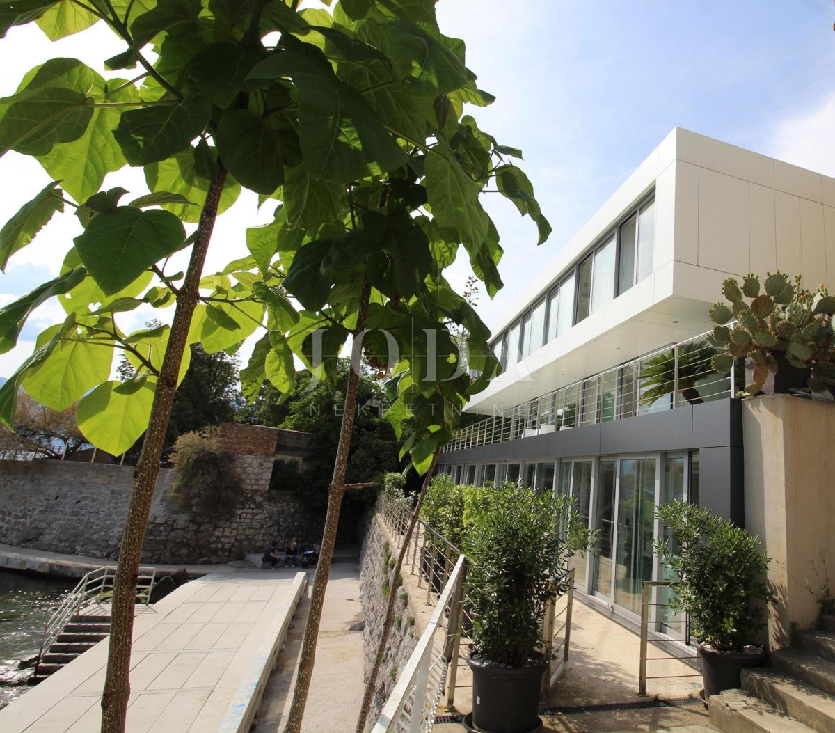 Impressionante villa sul mare! Sinergia di spazio, uomo e mare!