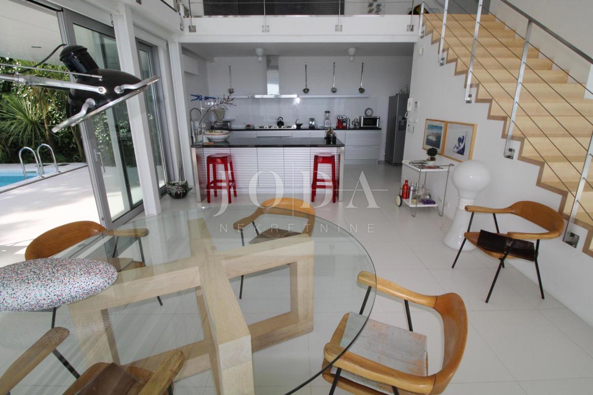 Impressionante villa sul mare! Sinergia di spazio, uomo e mare!