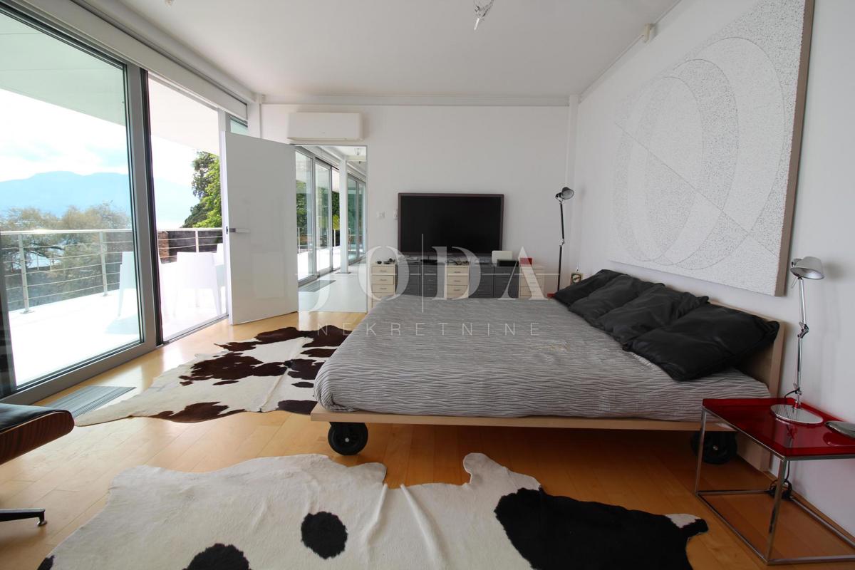 Impressionante villa sul mare! Sinergia di spazio, uomo e mare!