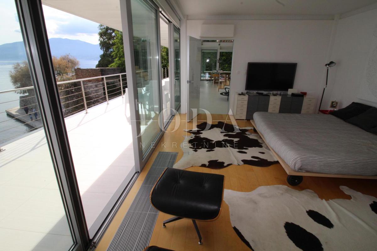 Impressionante villa sul mare! Sinergia di spazio, uomo e mare!