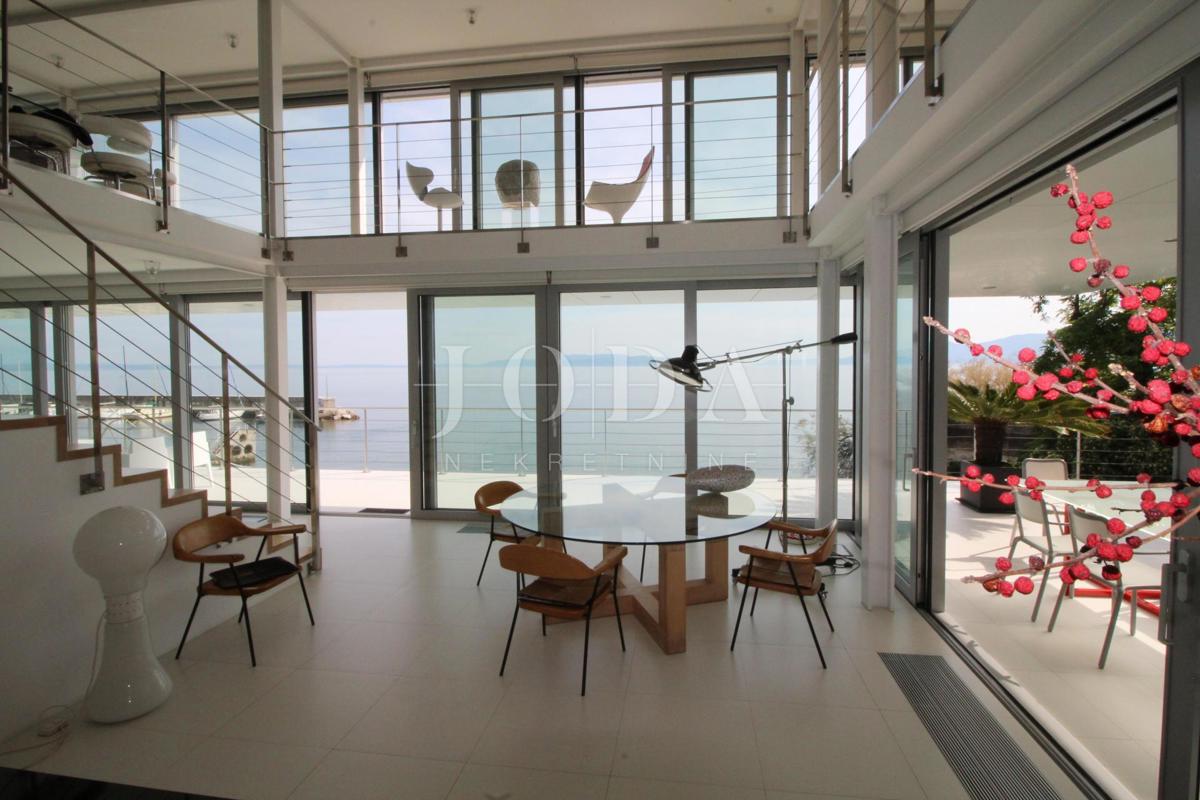 Impressionante villa sul mare! Sinergia di spazio, uomo e mare!