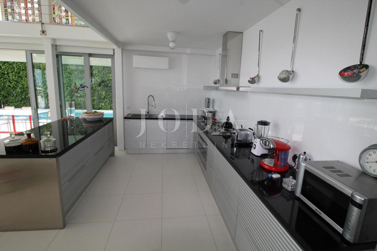 Impressionante villa sul mare! Sinergia di spazio, uomo e mare!