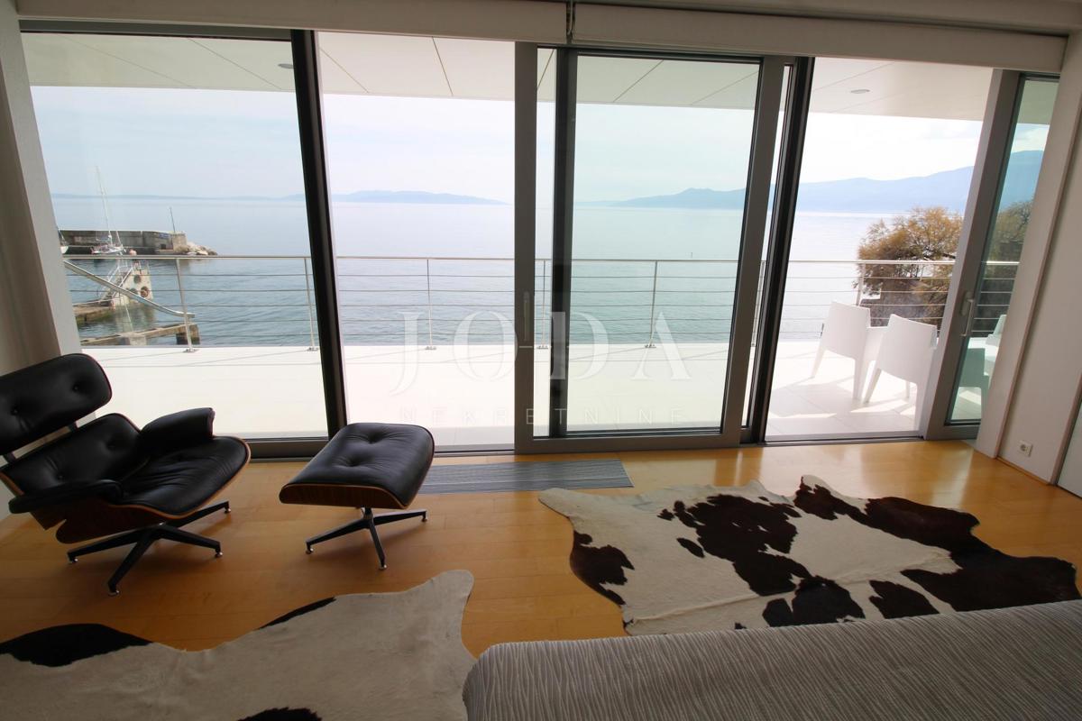 Impressionante villa sul mare! Sinergia di spazio, uomo e mare!