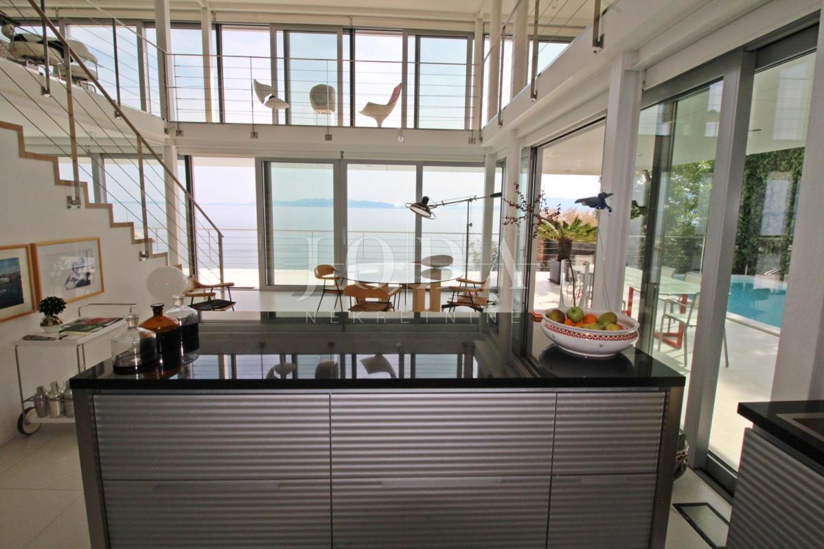 Impressionante villa sul mare! Sinergia di spazio, uomo e mare!