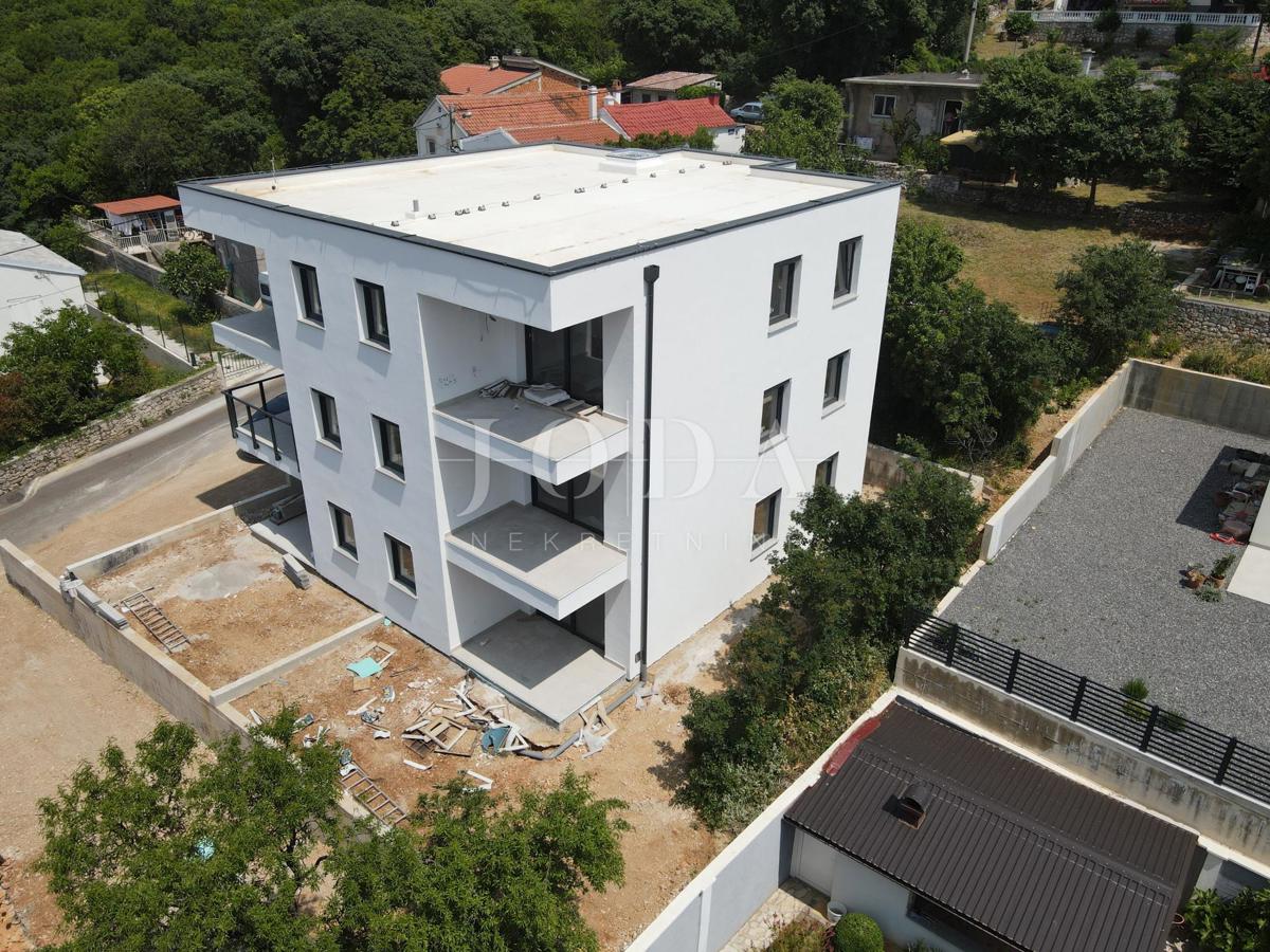 Appartamento in un edificio nuovo con vista mare