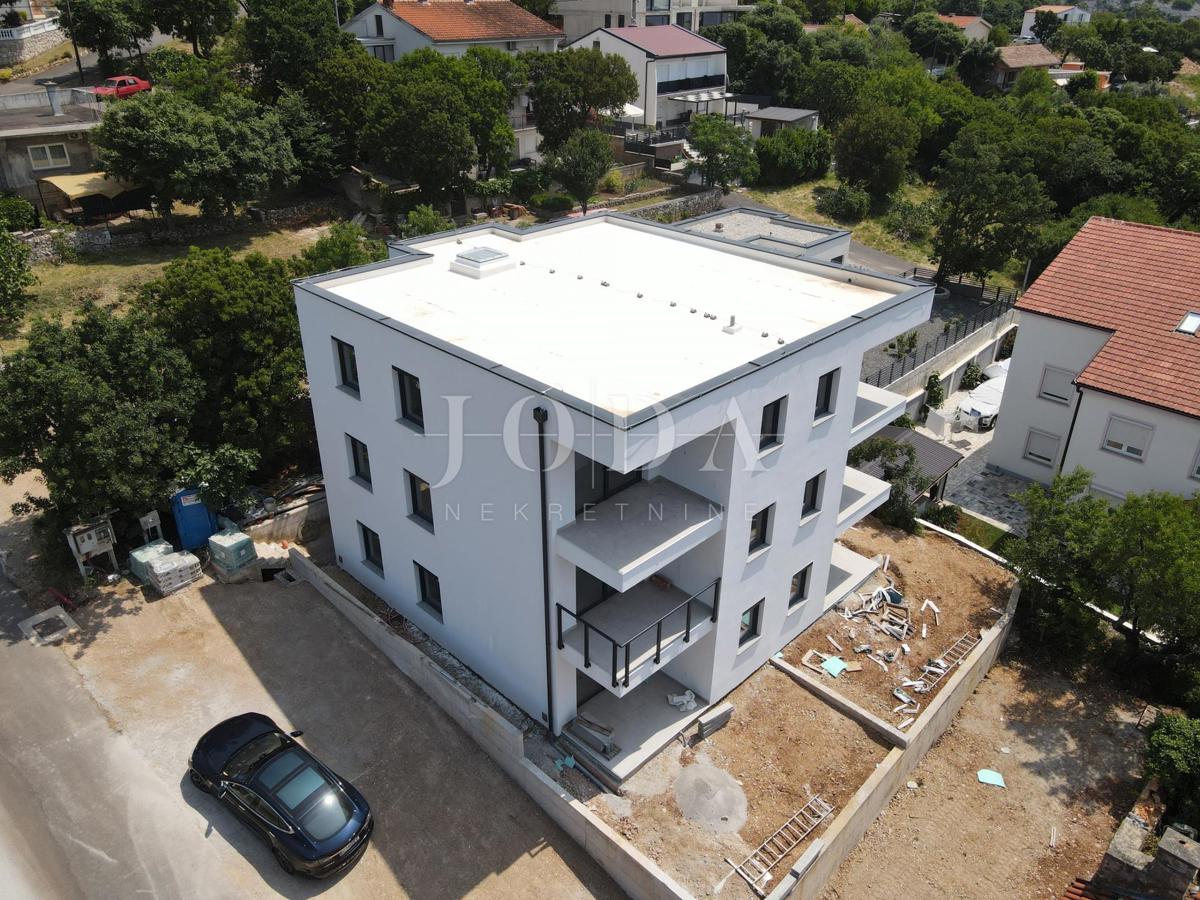 Appartamento in un edificio nuovo con vista mare